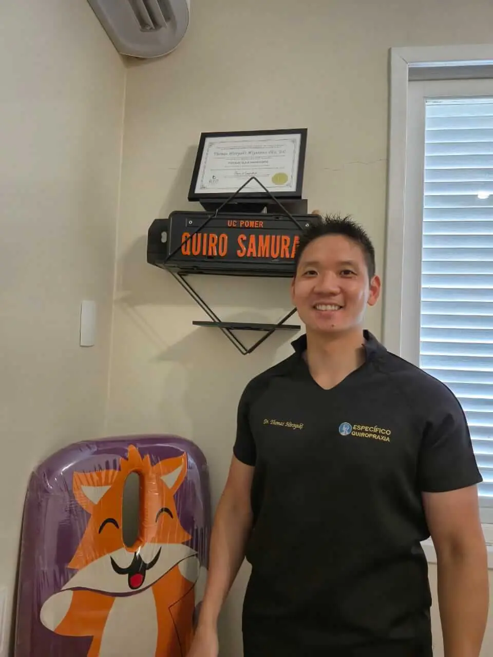 Thomas Hiroyuki, quiropraxista em Florianópolis, com formação pela Universidade Anhembi Morumbi, especialização em método neuro-estrutural da quiropraxia, técnica Blair Upper Cervical, avaliações posturais e funcionais, e atuação em quiropraxia pediátrica e familiar