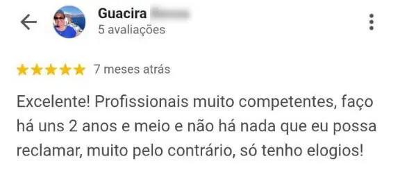 Avaliação de paciente relatando acompanhamento por cerca de dois anos e meio, elogiando profissionais competentes e atendimento conduzido pelo Dr. Jake Hollowell em clínica de quiropraxia em Floripa